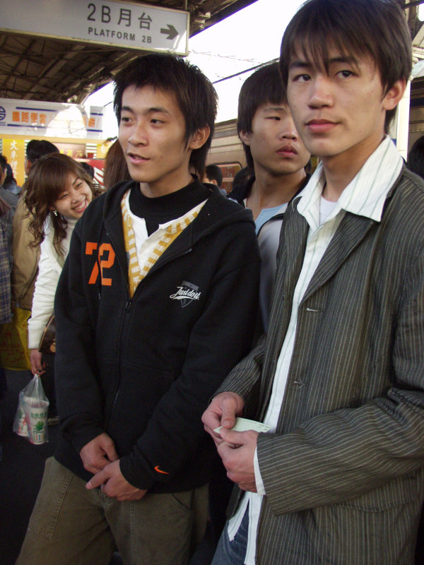 台灣鐵路旅遊攝影台中火車站月台交談的旅客2006攝影照片176