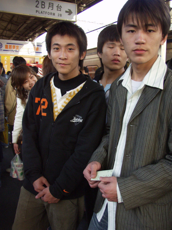 台灣鐵路旅遊攝影台中火車站月台交談的旅客2006攝影照片177