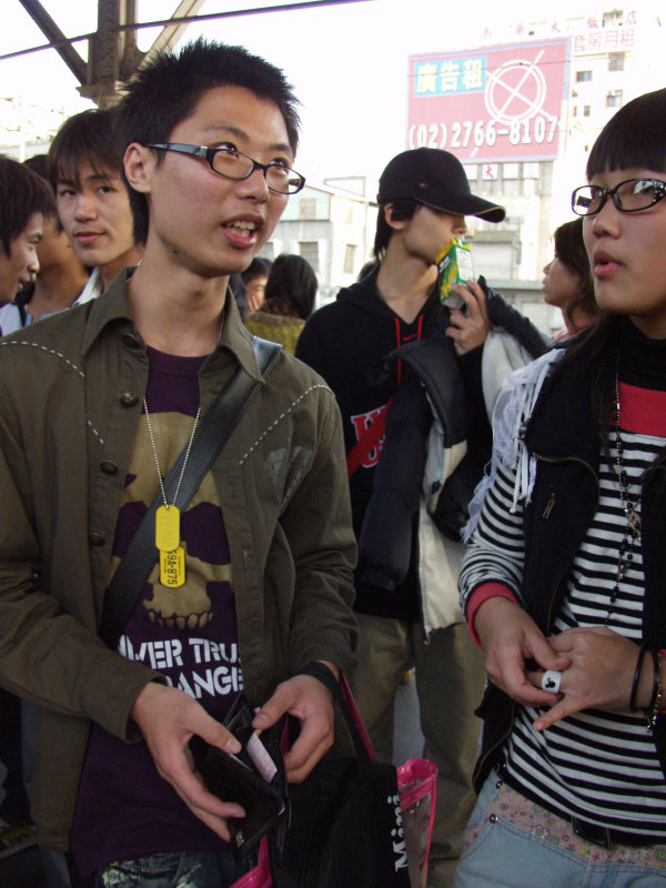 台灣鐵路旅遊攝影台中火車站月台交談的旅客2006攝影照片181