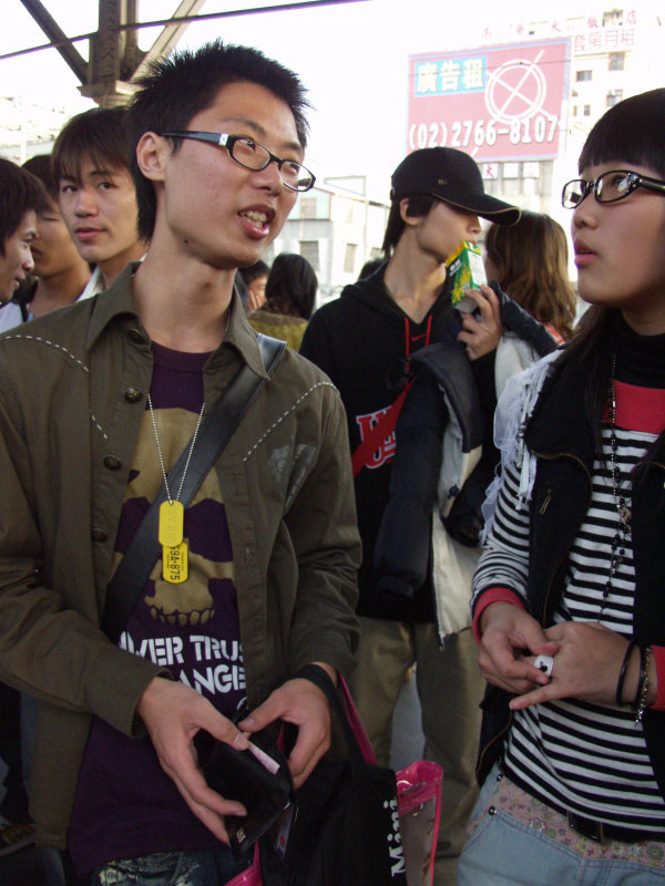 台灣鐵路旅遊攝影台中火車站月台交談的旅客2006攝影照片182