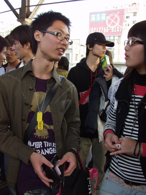 台灣鐵路旅遊攝影台中火車站月台交談的旅客2006攝影照片183