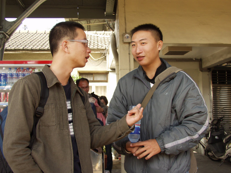 台灣鐵路旅遊攝影台中火車站月台交談的旅客2006攝影照片188