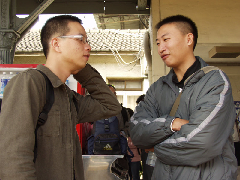 台灣鐵路旅遊攝影台中火車站月台交談的旅客2006攝影照片189