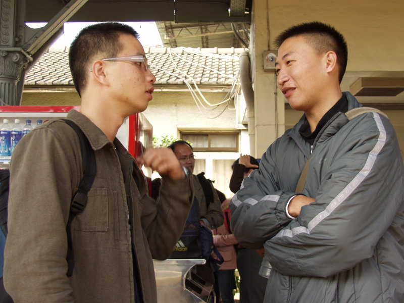 台灣鐵路旅遊攝影台中火車站月台交談的旅客2006攝影照片191