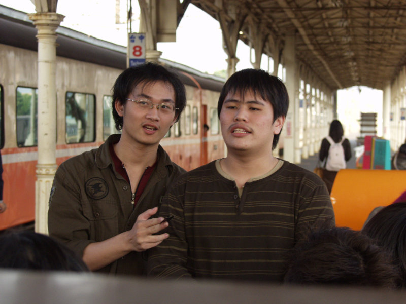 台灣鐵路旅遊攝影台中火車站月台交談的旅客2006攝影照片192