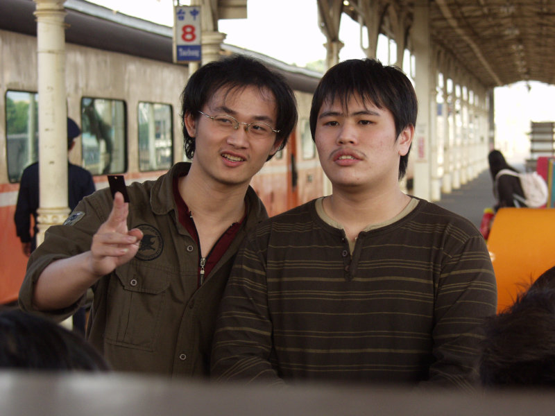 台灣鐵路旅遊攝影台中火車站月台交談的旅客2006攝影照片193