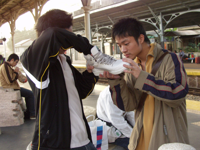 台灣鐵路旅遊攝影台中火車站月台交談的旅客2006攝影照片194