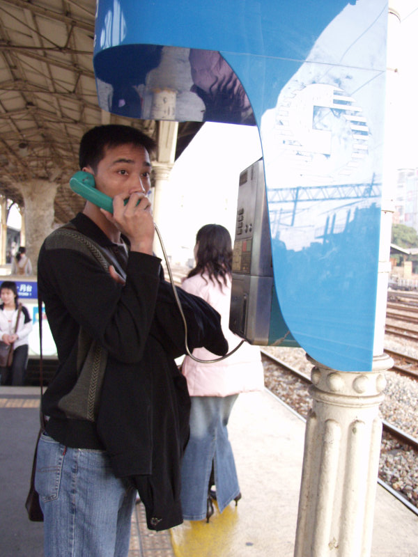 台灣鐵路旅遊攝影台中火車站月台交談的旅客2006攝影照片195