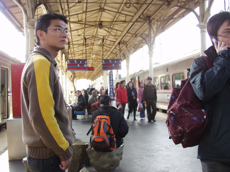 台灣鐵路旅遊攝影台中火車站月台交談的旅客2006攝影照片196