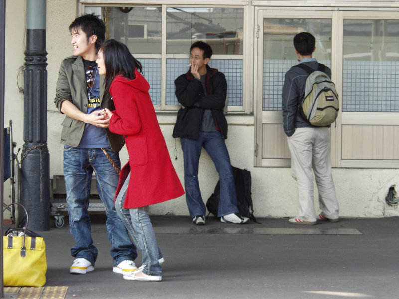 台灣鐵路旅遊攝影台中火車站月台交談的旅客2006攝影照片197