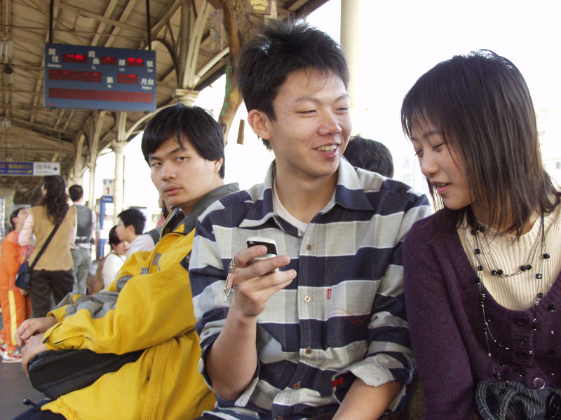 台灣鐵路旅遊攝影台中火車站月台交談的旅客2006攝影照片205