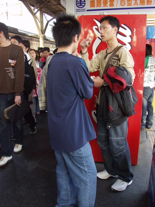 台灣鐵路旅遊攝影台中火車站月台交談的旅客2006攝影照片211