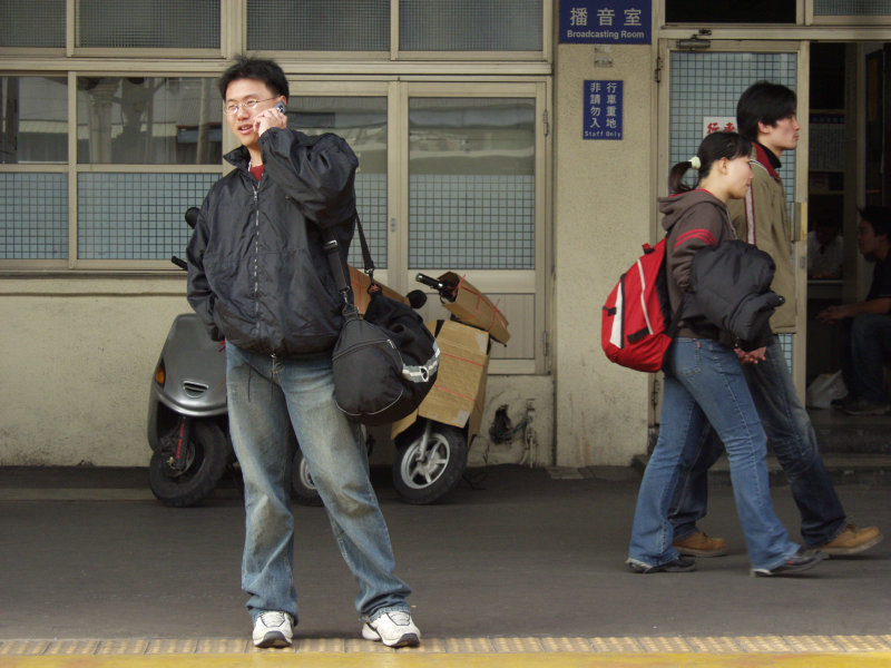台灣鐵路旅遊攝影台中火車站月台交談的旅客2006攝影照片213