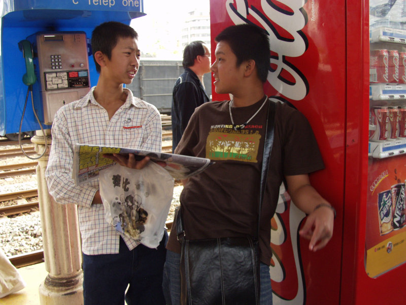 台灣鐵路旅遊攝影台中火車站月台交談的旅客2006攝影照片214