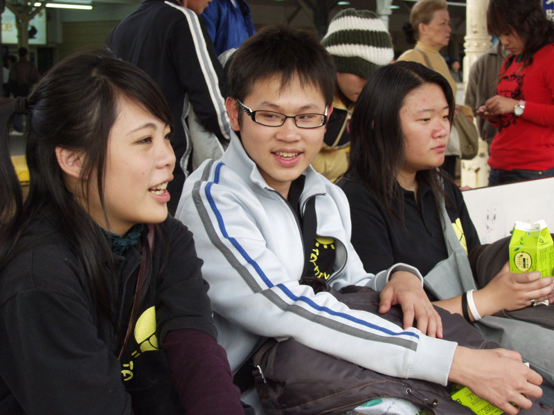 台灣鐵路旅遊攝影台中火車站月台交談的旅客2006攝影照片216