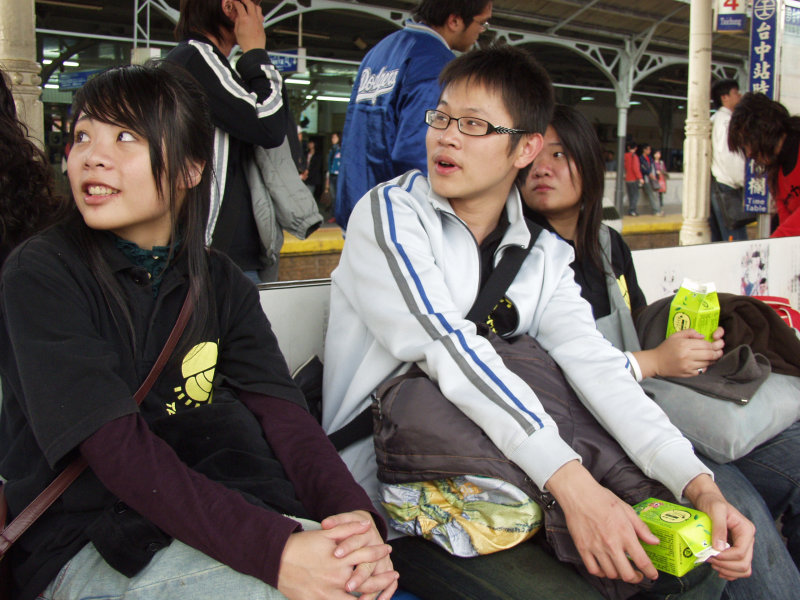 台灣鐵路旅遊攝影台中火車站月台交談的旅客2006攝影照片217