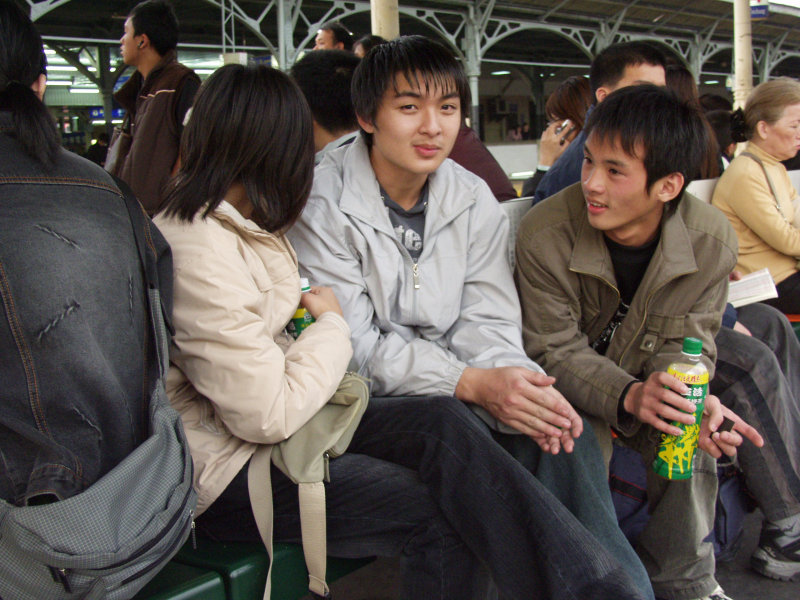 台灣鐵路旅遊攝影台中火車站月台交談的旅客2006攝影照片219