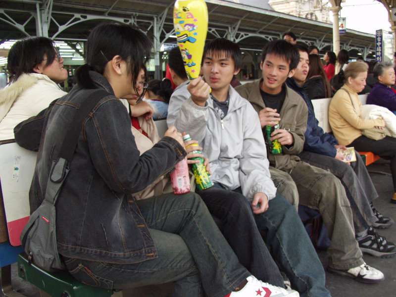 台灣鐵路旅遊攝影台中火車站月台交談的旅客2006攝影照片220