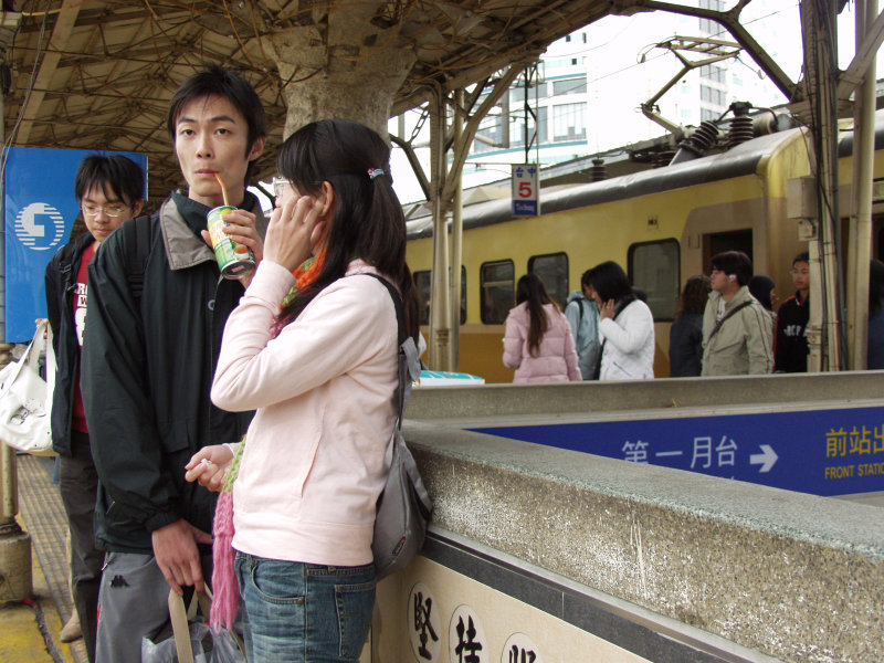 台灣鐵路旅遊攝影台中火車站月台交談的旅客2006攝影照片222