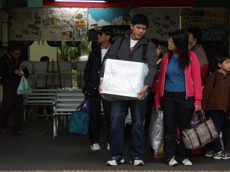 台灣鐵路旅遊攝影台中火車站月台交談的旅客2006攝影照片225