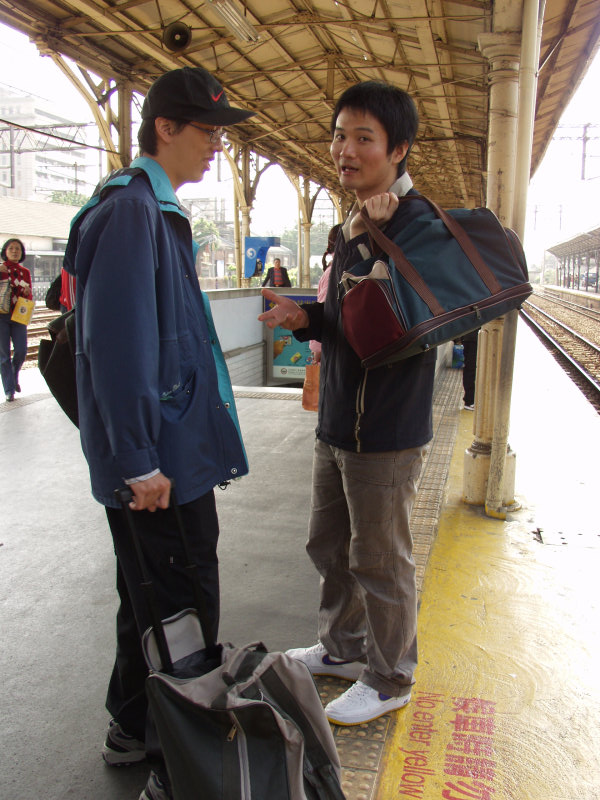 台灣鐵路旅遊攝影台中火車站月台交談的旅客2006攝影照片232