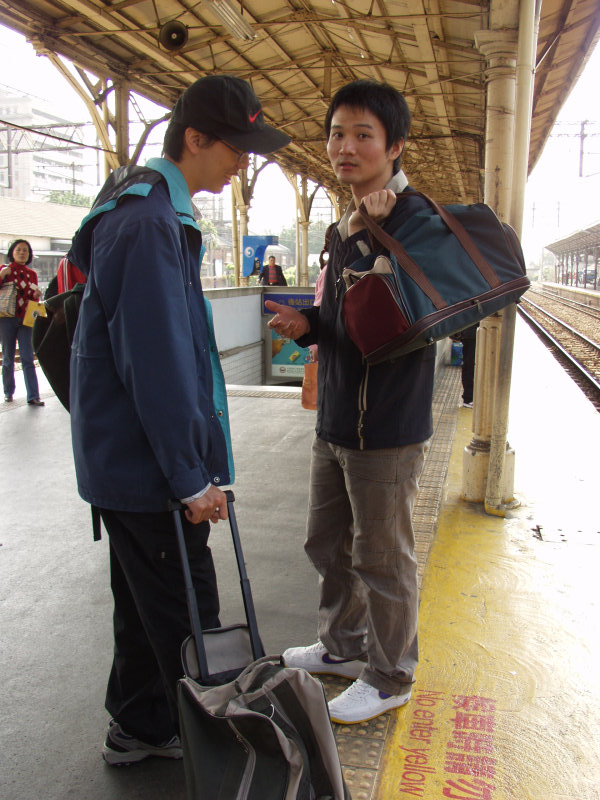 台灣鐵路旅遊攝影台中火車站月台交談的旅客2006攝影照片233