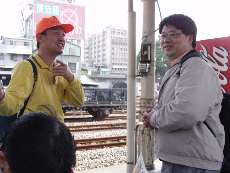 台灣鐵路旅遊攝影台中火車站月台交談的旅客2006攝影照片234