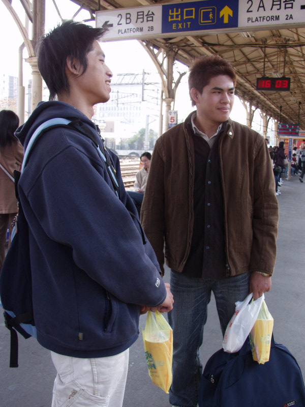 台灣鐵路旅遊攝影台中火車站月台交談的旅客2006攝影照片235