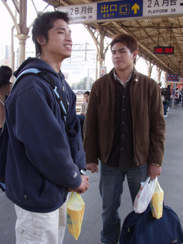 台灣鐵路旅遊攝影台中火車站月台交談的旅客2006攝影照片237