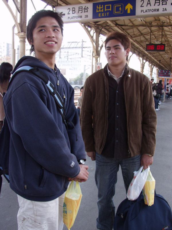 台灣鐵路旅遊攝影台中火車站月台交談的旅客2006攝影照片238