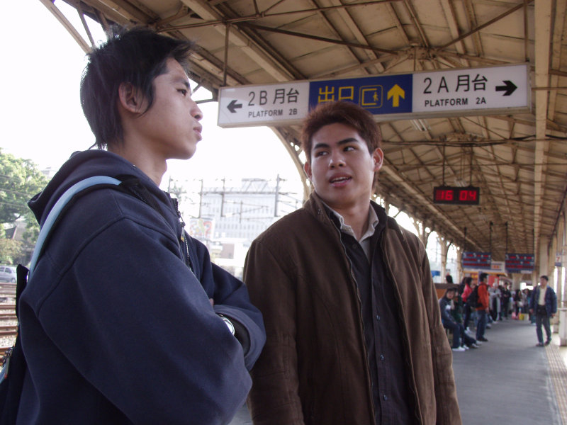 台灣鐵路旅遊攝影台中火車站月台交談的旅客2006攝影照片239