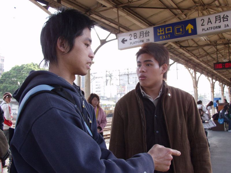 台灣鐵路旅遊攝影台中火車站月台交談的旅客2006攝影照片240