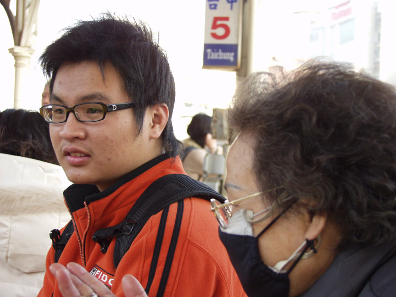 台灣鐵路旅遊攝影台中火車站月台交談的旅客2006攝影照片245
