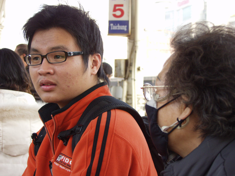 台灣鐵路旅遊攝影台中火車站月台交談的旅客2006攝影照片248