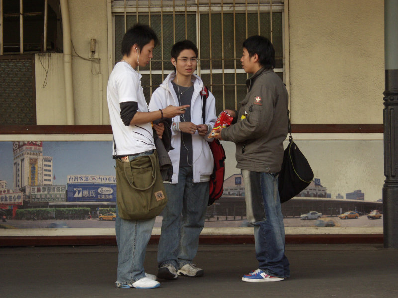 台灣鐵路旅遊攝影台中火車站月台交談的旅客2006攝影照片249