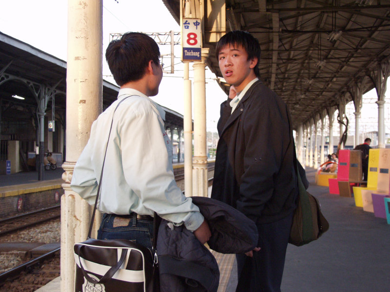 台灣鐵路旅遊攝影台中火車站月台交談的旅客2006攝影照片252