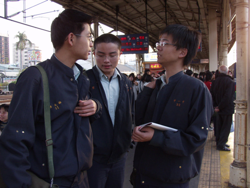 台灣鐵路旅遊攝影台中火車站月台交談的旅客2006攝影照片254