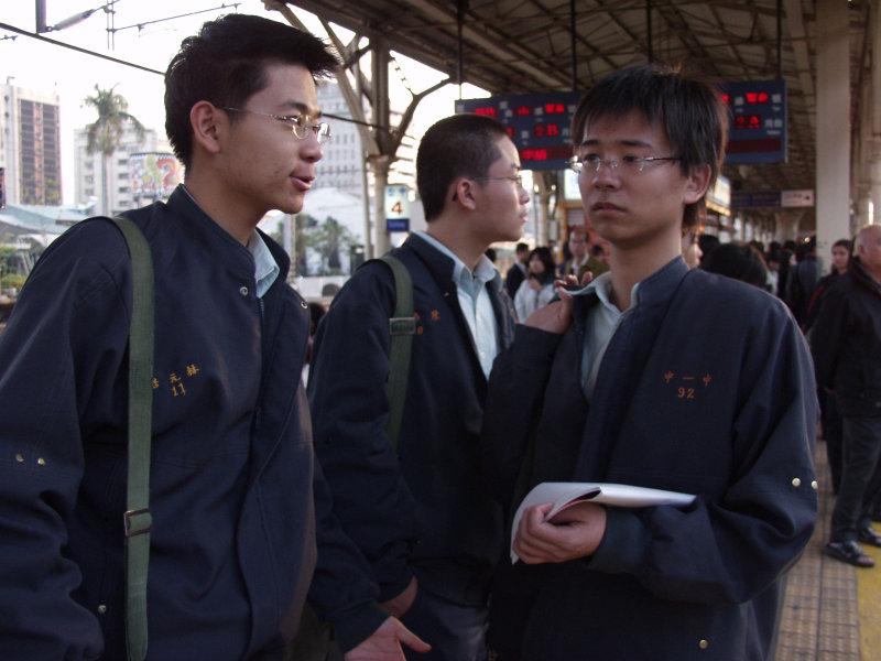 台灣鐵路旅遊攝影台中火車站月台交談的旅客2006攝影照片255