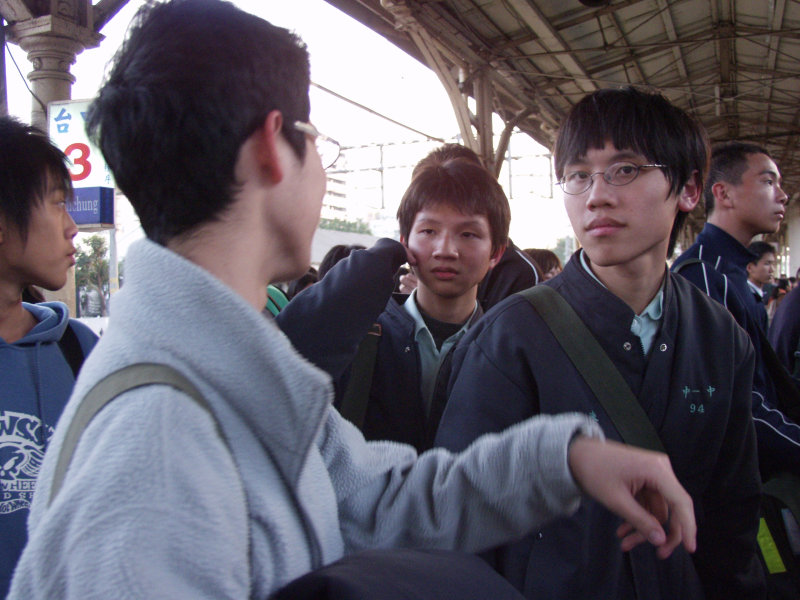台灣鐵路旅遊攝影台中火車站月台交談的旅客2006攝影照片257