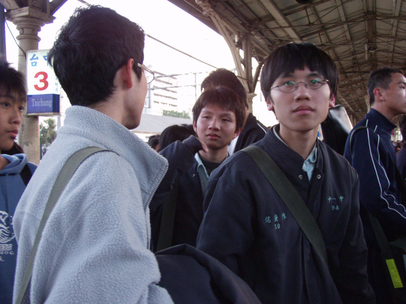 台灣鐵路旅遊攝影台中火車站月台交談的旅客2006攝影照片259
