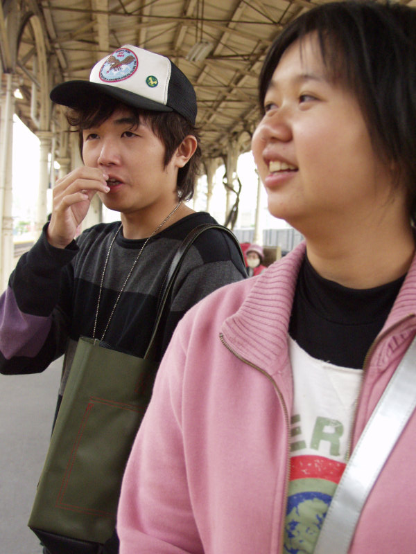 台灣鐵路旅遊攝影台中火車站月台交談的旅客2006攝影照片260