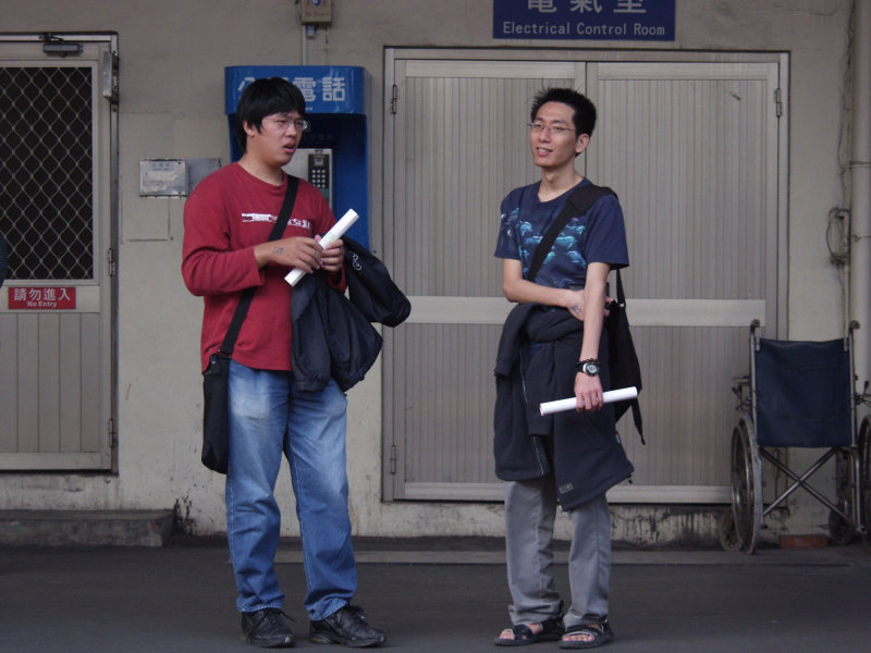 台灣鐵路旅遊攝影台中火車站月台交談的旅客2006攝影照片263