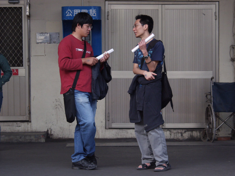 台灣鐵路旅遊攝影台中火車站月台交談的旅客2006攝影照片264