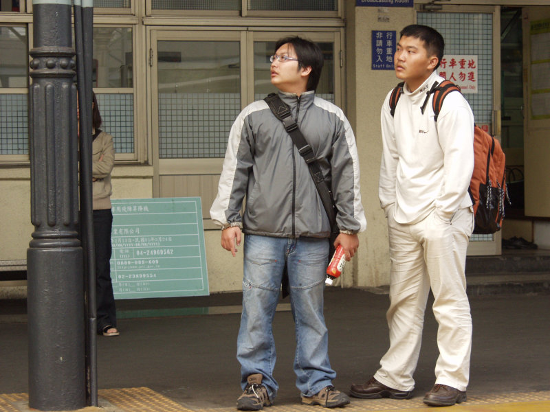 台灣鐵路旅遊攝影台中火車站月台交談的旅客2006攝影照片265