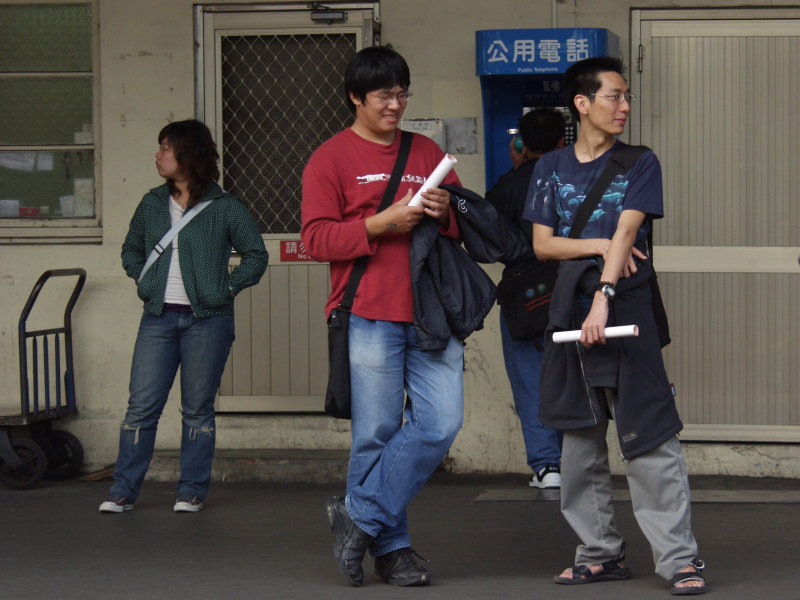 台灣鐵路旅遊攝影台中火車站月台交談的旅客2006攝影照片266