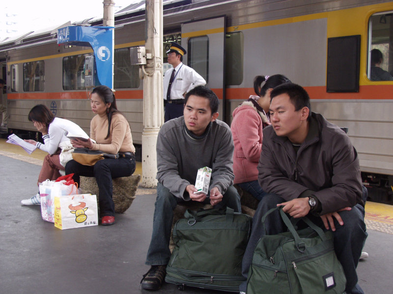 台灣鐵路旅遊攝影台中火車站月台交談的旅客2006攝影照片267