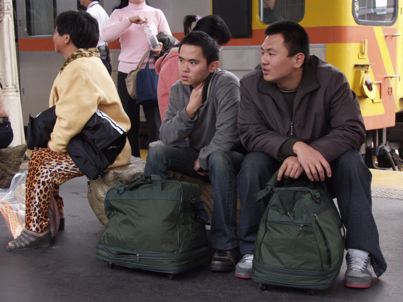 台灣鐵路旅遊攝影台中火車站月台交談的旅客2006攝影照片268