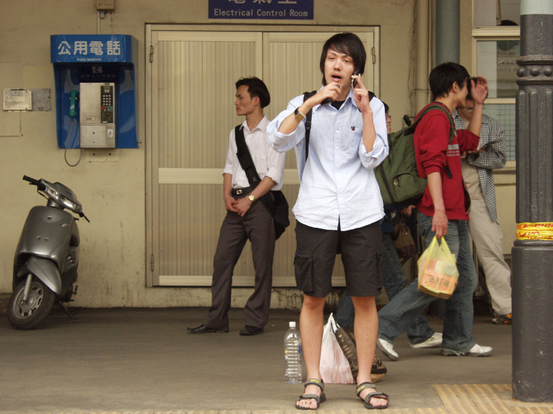 台灣鐵路旅遊攝影台中火車站月台交談的旅客2006攝影照片285