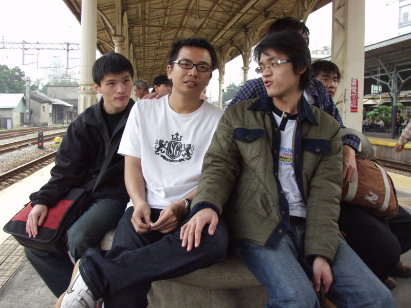 台灣鐵路旅遊攝影台中火車站月台交談的旅客2006攝影照片287