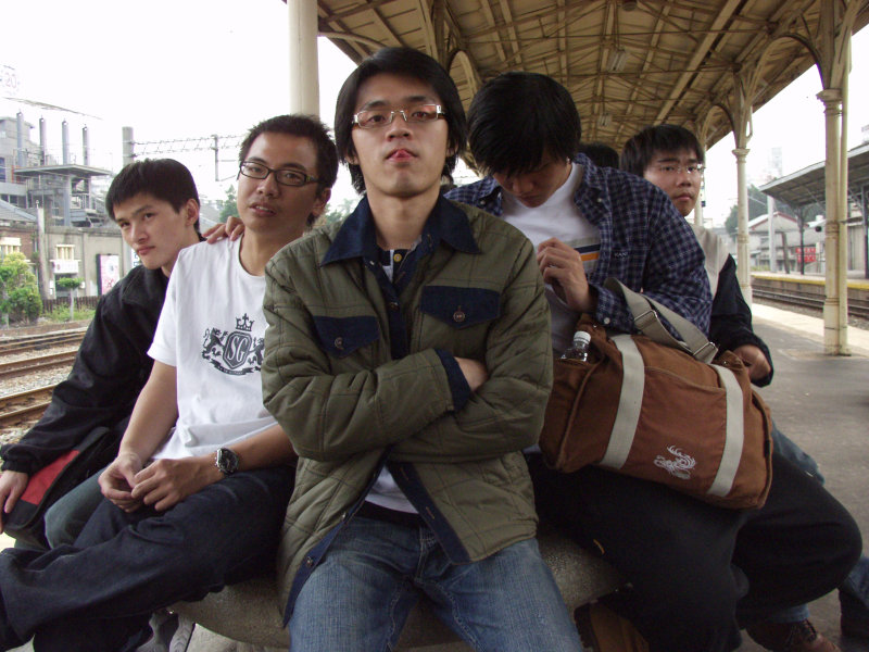 台灣鐵路旅遊攝影台中火車站月台交談的旅客2006攝影照片288